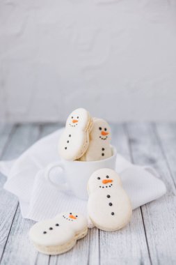 Gingerbread kardan adamlar, beyaz Kupası ve beyaz peçete Gıda kompozisyonu