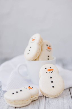 Gingerbread kardan adamlar, beyaz Kupası ve beyaz peçete Gıda kompozisyonu