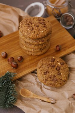 Kraft kağıt ve doğrama tahtası üzerinde ceviz kurabiye Görünümü Kapat