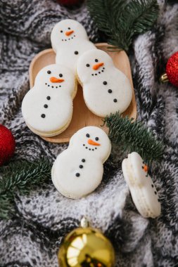Bir kardan adam, ahşap kaplama, dalları, şeklinde macarons ile gıda kompozisyon eşarp üzerine gri kumaş