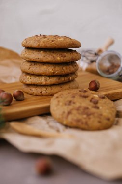 baharat arka plan ile Kraft kağıt üzerinde ceviz kurabiye Önden Görünüm