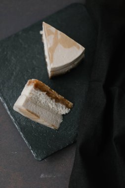 İki dilim kek Gıda kompozisyonu closeup görünümü gri plaka üzerinde