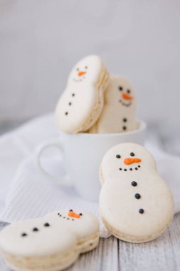 Gingerbread kardan adamlar, beyaz Kupası ve beyaz peçete Gıda kompozisyonu