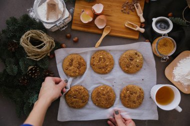şeyler etrafında pişirme ile Kraft kağıt üzerinde ceviz kurabiye