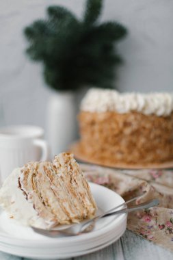 Arka planda vazo ile lezzetli ev yapımı Napoleon pasta