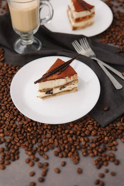 Composizione Con Torta Compleanno Piattino Bianco Chicchi Caffè Forchette Tovagliolo — Foto Stock