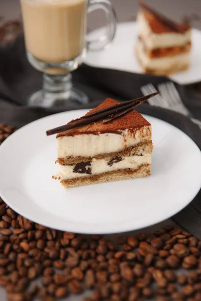 Composizione Con Torta Compleanno Piattino Bianco Chicchi Caffè Forchette Tovagliolo — Foto Stock