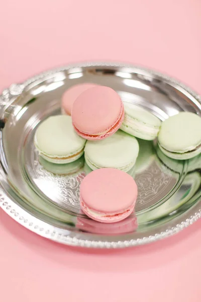 Vista Vicino Macaron Colorati Vassoio Argento Sfondo Rosa — Foto Stock