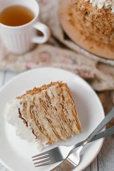 一杯の紅茶と つのフォークと白いプレートにおいしい自家製ナポレオン ケーキ — ストック写真