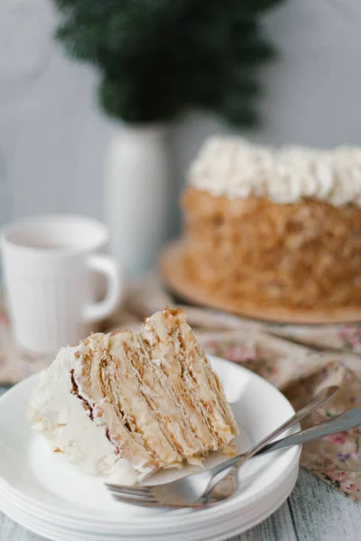 Крупный План Вкусного Домашнего Торта Наполеона Белой Тарелке Чашкой Чая — стоковое фото