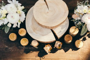 Üstten Görünüm buketleri ile sawed ahşap üzerine küçük kütükleri ve bal ile kavanozlar