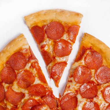 Adet gelenek İtalyan pizza domates sosu, peynir ve düzenlenen