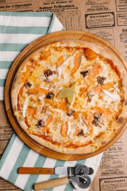 Karides, somon ve ahtapot Akdeniz pizza 