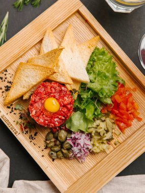   doğranmış kırmızı soğan, turşu ve dolmalık biber ile tost ile Forcemeat üst Bıldırcın yumurta ile servis