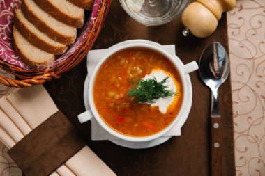 Dereotu ve ekşi krema ile servis Borshch