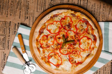 Pizza mozzarella, tatlı biber ve baharatlı biber ile