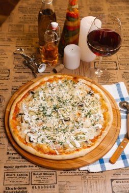 Pizza Mozzarella peyniri, mantar, turşu ve mayonez sos ve dereotu üstte