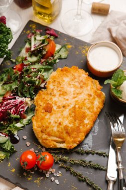 Sebze salatası ve taş tahta topa dondurma ile servis Lombata