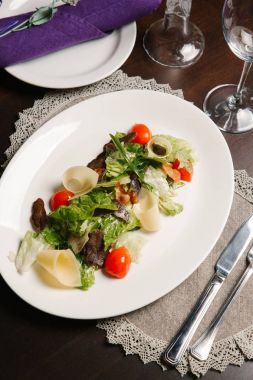 Roka, sığır eti, domates ve peynir salatası