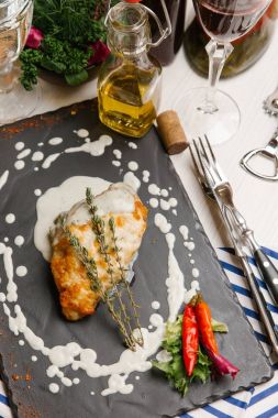 Biberiye, beyaz sos ve biber taş yönetim kurulu ile kavrulmuş tavuk göğsü servis