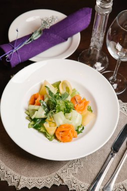 Kabak dilimleri, somon, roka ve peynir salatası