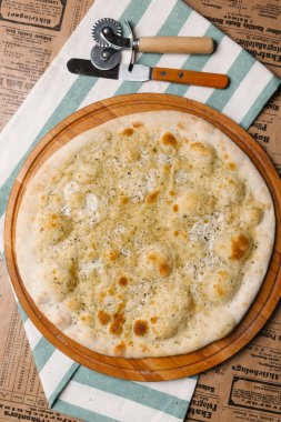 Çizgili peçeteye Calzone Parmesan ve mozzarella peyniri ile servis