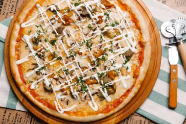 Pizza mantar, otlar ve üstüne mayonez sos ile