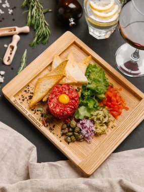   doğranmış kırmızı soğan, turşu ve dolmalık biber ile tost ile Forcemeat üst Bıldırcın yumurta ile servis