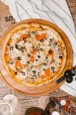 Peynirli pizza jambon, mantar, domates, zeytin ve Kapari