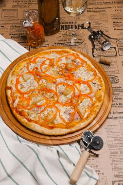 Ananas parçaları, jambon, mozzarella peyniri ve biber ile Hawai pizza yuvarlar