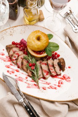 Fırında ördek göğsü, apple, kızılcık ve biberiye ile tatil yemek