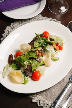 Roka, sığır eti, domates ve peynir salatası