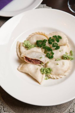 Maydanoz ve yeşil sos ile servis püresi kuru fasulye ile Ukrayna varenyky