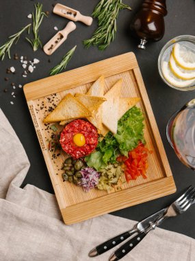   doğranmış kırmızı soğan, turşu ve dolmalık biber ile tost ile Forcemeat üst Bıldırcın yumurta ile servis