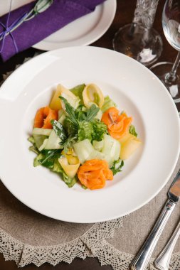 Kabak dilimleri, somon, roka ve peynir salatası