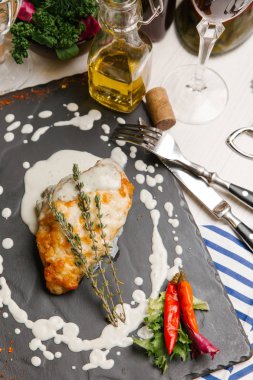 Biberiye, beyaz sos ve biber taş yönetim kurulu ile kavrulmuş tavuk göğsü servis