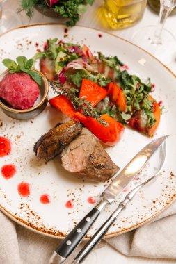 Kızarmış ördek dosyası kırmızı bilberry sorbe ve sebze salatası ile devam eder.