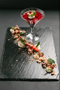 Taş şeker, nane yaprakları ve fındık ile tabakta şenlikli kokteyl