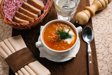 Dereotu ve ekşi krema ile servis Borshch