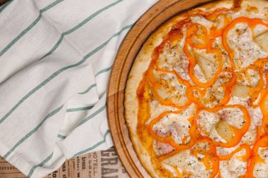 Ananas parçaları, jambon, mozzarella peyniri ve biber ile Hawai pizza yuvarlar