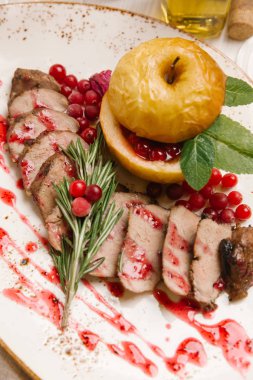 Tatil yemeğin fırında ördek göğsü, apple, kızılcık ve biberiye ile Görünümü Kapat