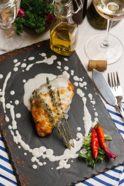 Biberiye, beyaz sos ve biber taş yönetim kurulu ile kavrulmuş tavuk göğsü servis