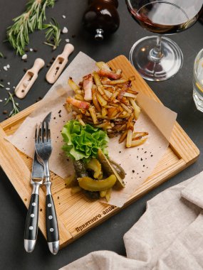 Turşu ile tavada patates Cajun cracklings ile hizmet