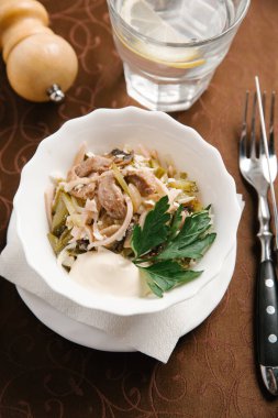 Bezelye, dilimlenmiş domuz eti, kalamar, turşu ve mayonez salatası