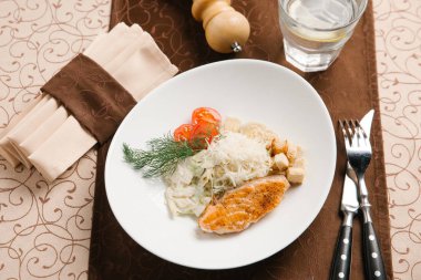 Sezar varyasyon ile Somon, kurutulmuş ekmek parçaları, cherry domates, salata yaprakları, parmesan ve baharatlı sos