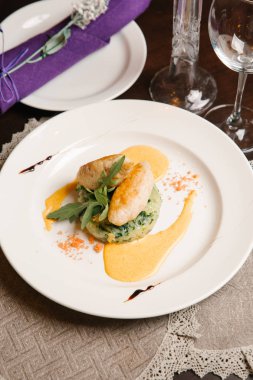 Kabak yastık, roka ve renkli deniz tuzu Beşamel sos servis