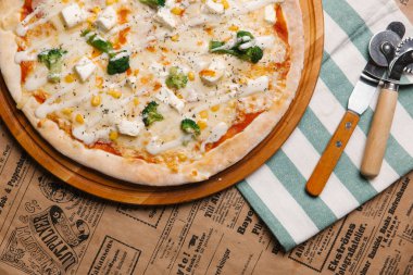 Et-ücretsiz pizza brokoli, mısır tohumları ve beyaz ile yakın çekim 