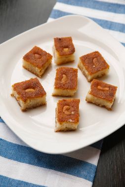 Fındıklı bisküvi hizmet üzerinde beyaz plaka ve çizgili peçete