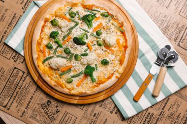 Brokoli, karnabahar parçaları ve çalı fasulyesi vejetaryen pizza