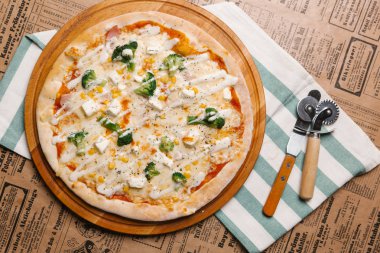 Brokoli, mısır tohumları ve beyaz et ücretsiz pizza 